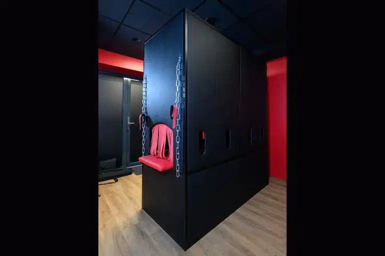 Czech-glory-hole-booth-01.jpg
