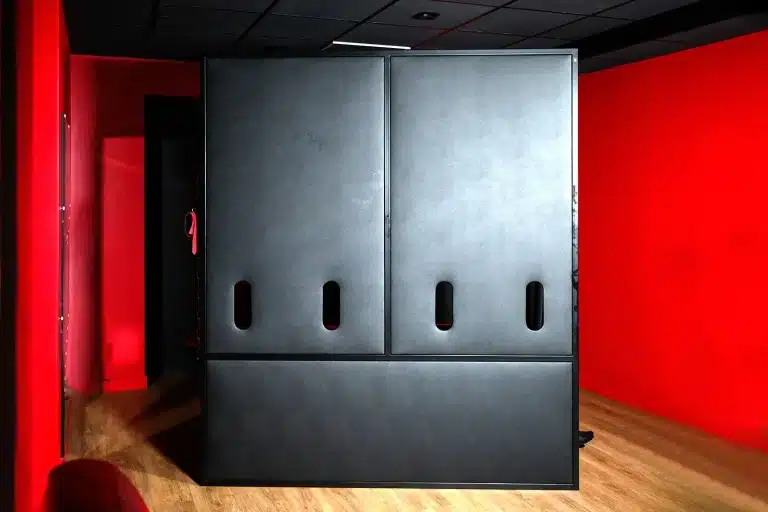 Czech-glory-hole-booth-02.jpg