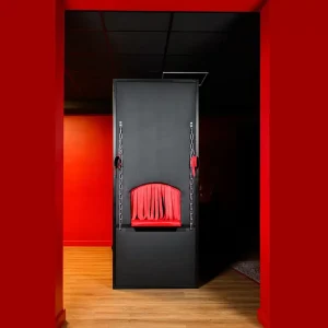 Czech-glory-hole-booth-03.jpg