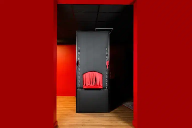 Czech-glory-hole-booth-03.jpg